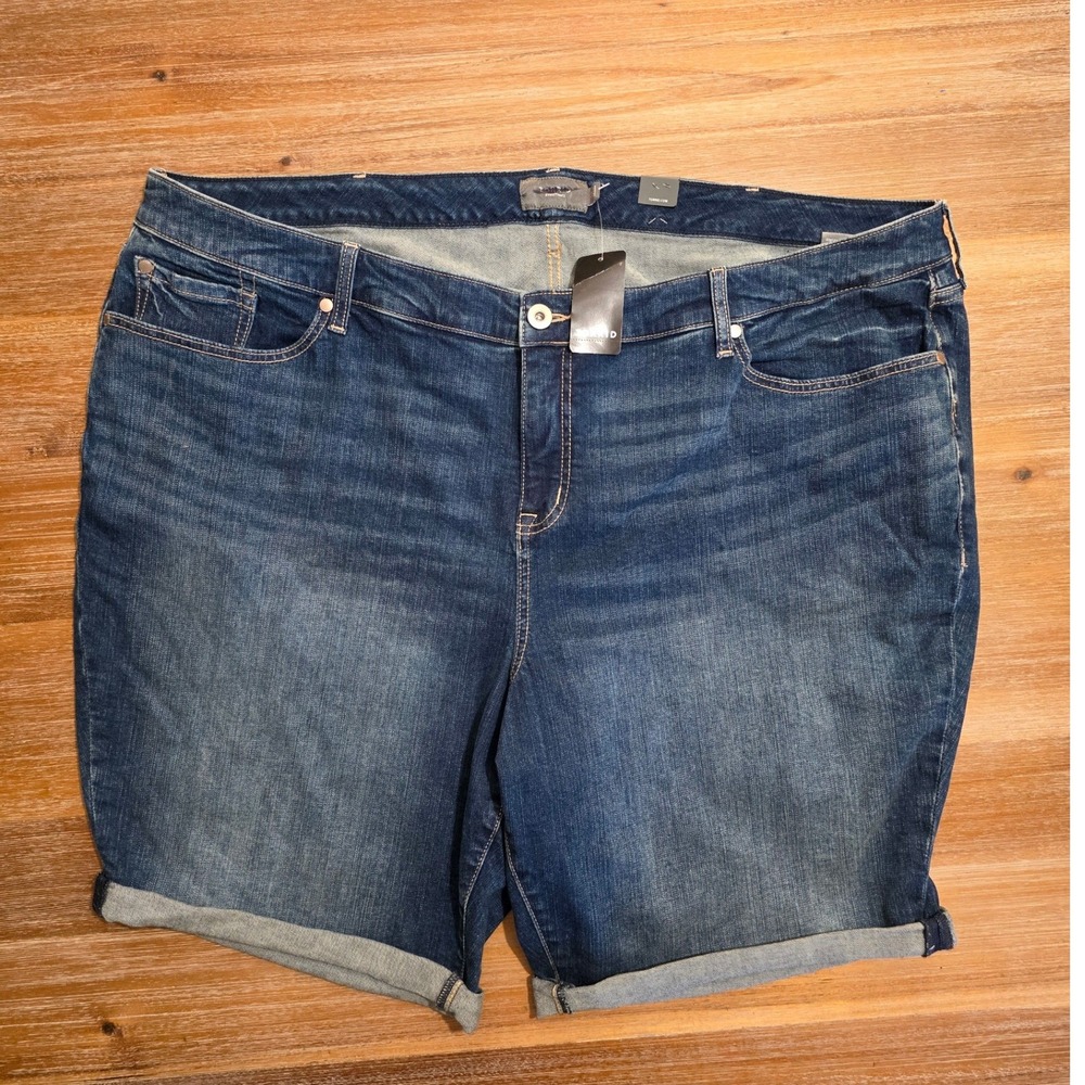 Torrid Womens Plus Size 28 Denim Shorts Medium Wash Cuffed Bermuda NWT